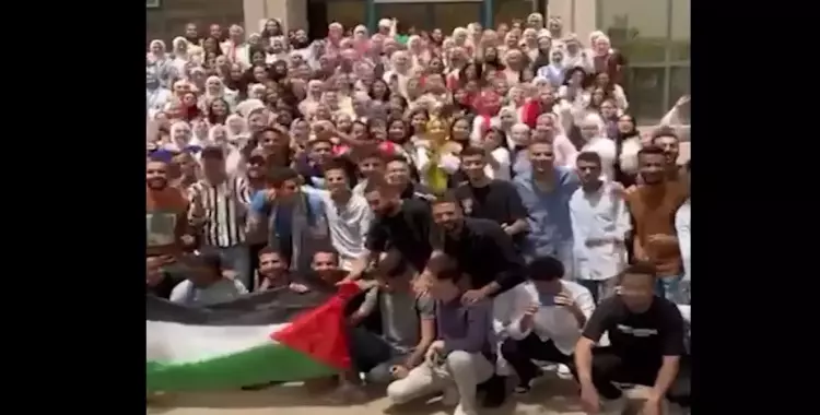  «أنا دمي فلسطيني».. شاهد كيف احتفل طلاب جامعة القاهرة بتخرجهم 