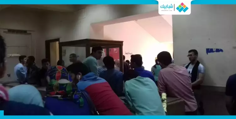  توافد طلاب «حقوق القاهرة» للحصول على تذاكر حفل آمال ماهر 